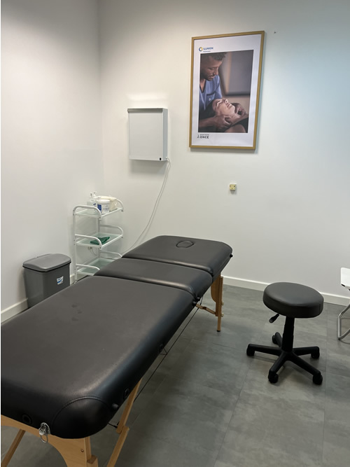 Sala de fisioterapia con camilla