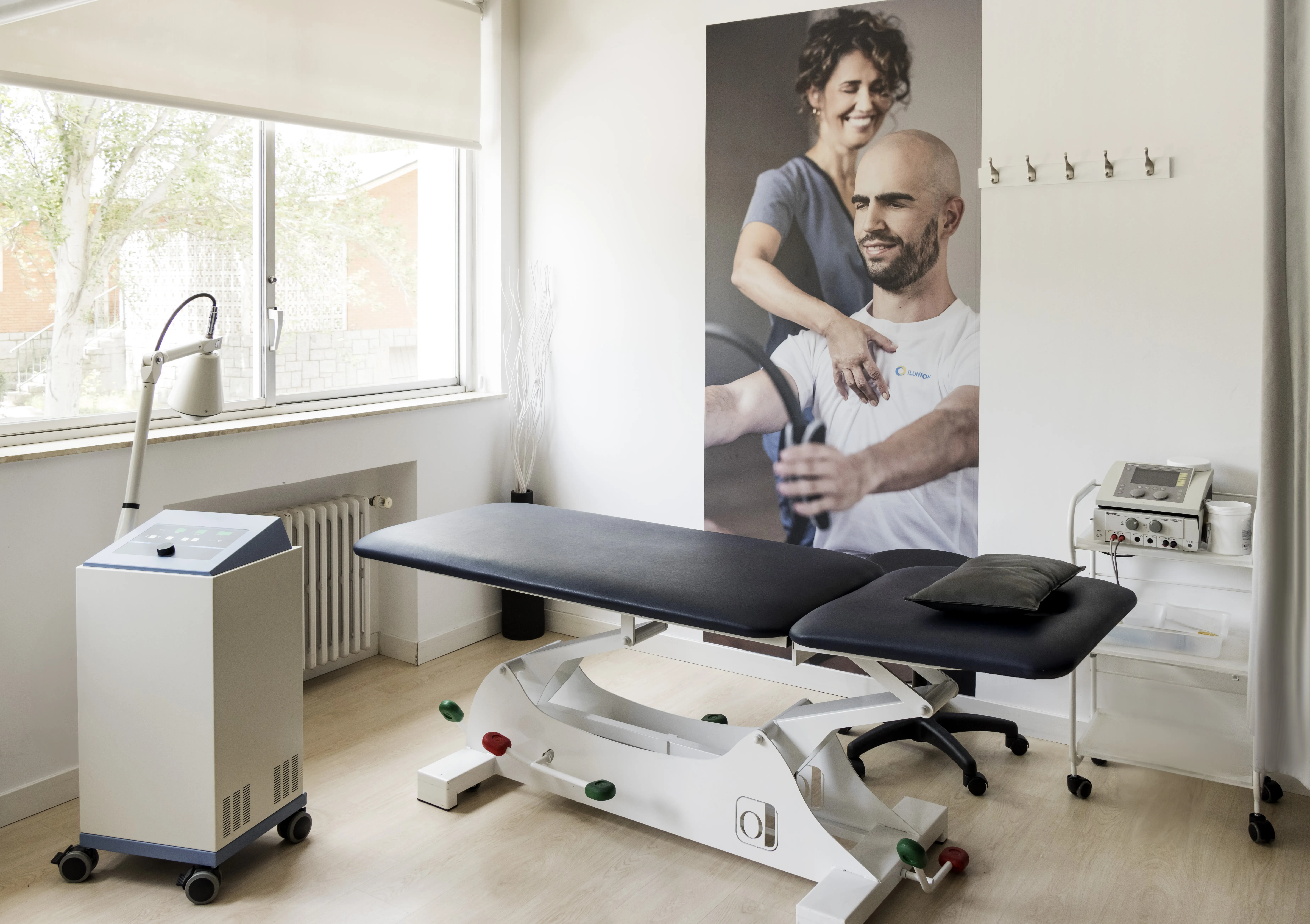 Sala de fisioterapia con una camilla e instrumentos médicos