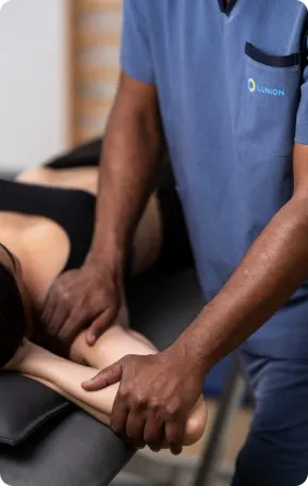 fisioterapeuta tratando a una mujer