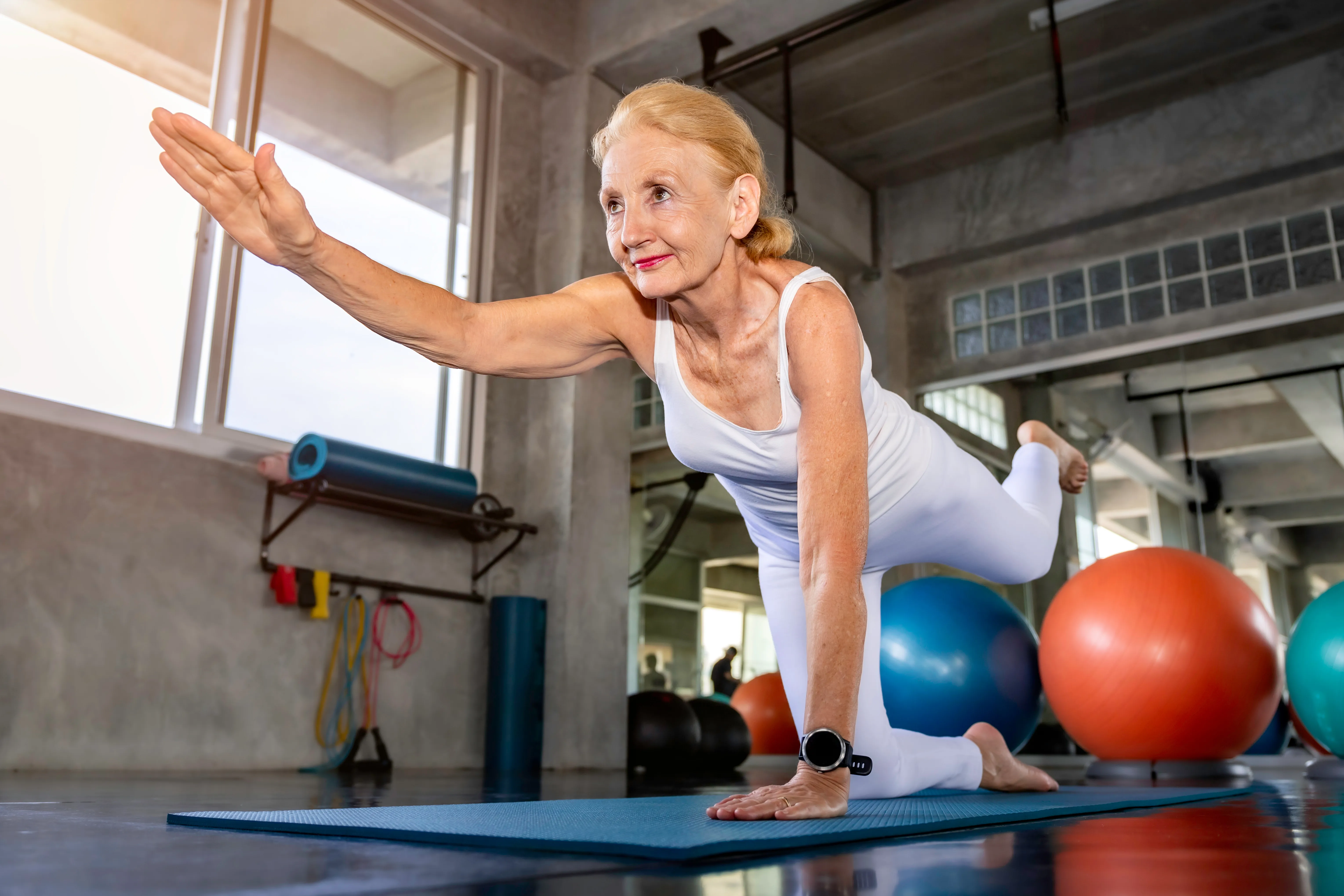 Mujer de edad avanzada haciendo deporte.