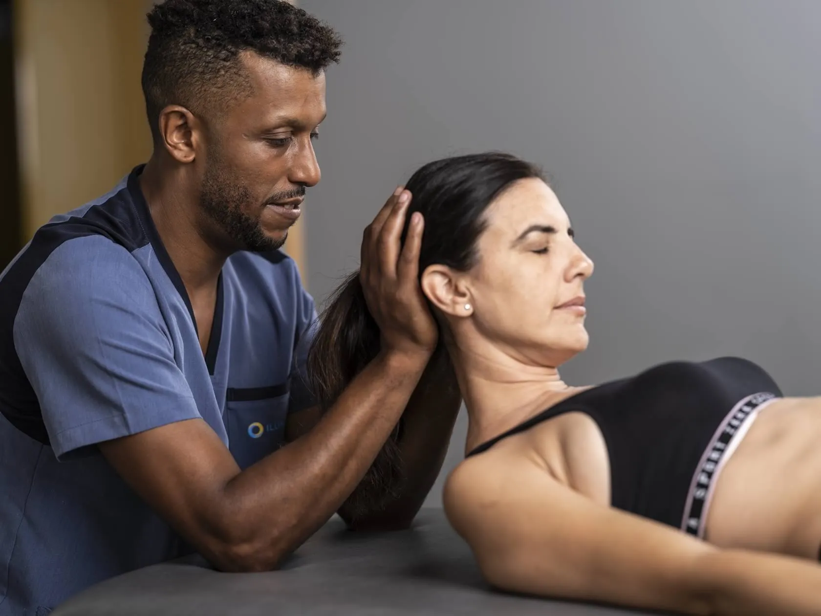 Fisioterapeuta realizando estiramientos en el cuello de una paciente